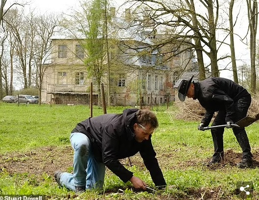 Đội tìm kiếm bắt đầu cuộc khai quật tại cung điện từ tháng 5/2021. Cung điện này từng được lực lượng SS của trùm phát xít Hitler sử dụng làm nhà chứa. Họ hy vọng sẽ tìm thấy 10 tấn vàng được Đức quốc xã chôn giấu tại đây.