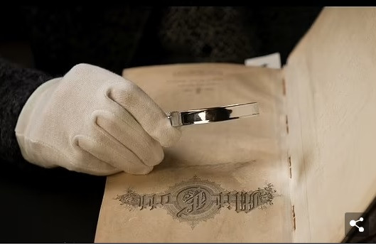 Đội tìm kiếm đã có được một cuốn nhật ký của sĩ quan phát xít Đức có tên Michaelis vào khoảng 10 năm trước.