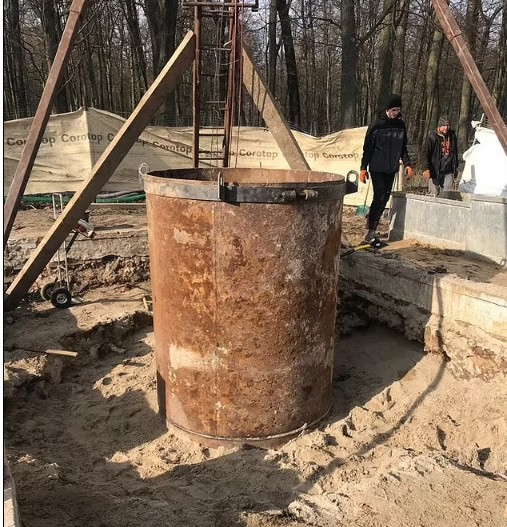 Địa điểm phát hiện thùng phuy kim loại chứa 4 tấn vàng của Đức quốc xã là bên dưới một cung điện ở ngôi làng Minkowskie, Ba Lan.