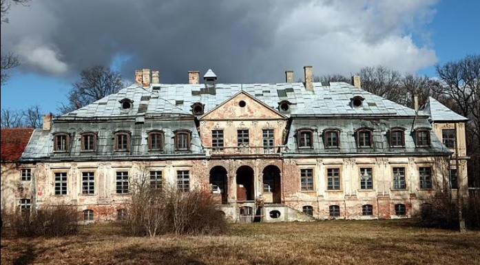 Cung điện ở Minkowskie là địa điểm đầu tiên trong danh sách mà đội tìm kiếm bắt tay vào đào xới để truy tìm kho báu bị phát xít Đức cất giấu.