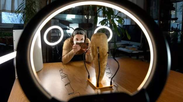 Cách đây hàng ngàn năm, người Ai Cập tôn sùng cò quăm vì chúng được cho là hiện thân của thần Thoth - vị thần đại diện cho sự thông thái và là thần của Mặt trăng. Thần Thoth thường xuất hiện với hình ảnh mình người đầu chim.