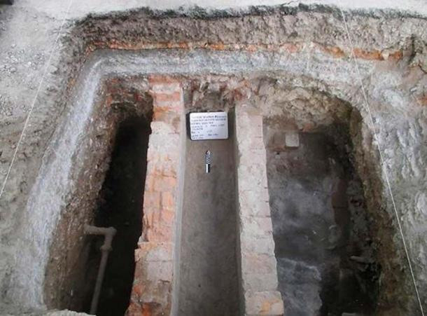 Hệ thống canh tác nhân tạo bao gồm nhiều con kênh kết nối với phần còn lại của đảo nổi và một cầu cảng. Tại khu vực này, các nhà khảo cổ tìm thấy nhiều thanh xà gỗ dài khoảng 40m.