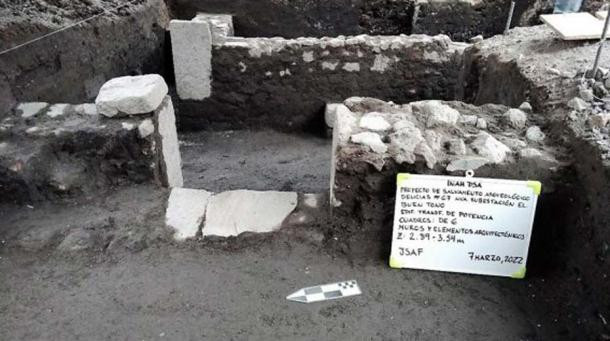 Bên trong ngôi nhà có sàn gạch nung dày từ 11 - 15 cm. Thêm nữa, các chuyên gia khai quật được 2 bình mai táng chứa hài cốt trẻ sơ sinh và 2 ngôi mộ chứa lễ vật thờ cúng cùng nhiều tời quay tay.