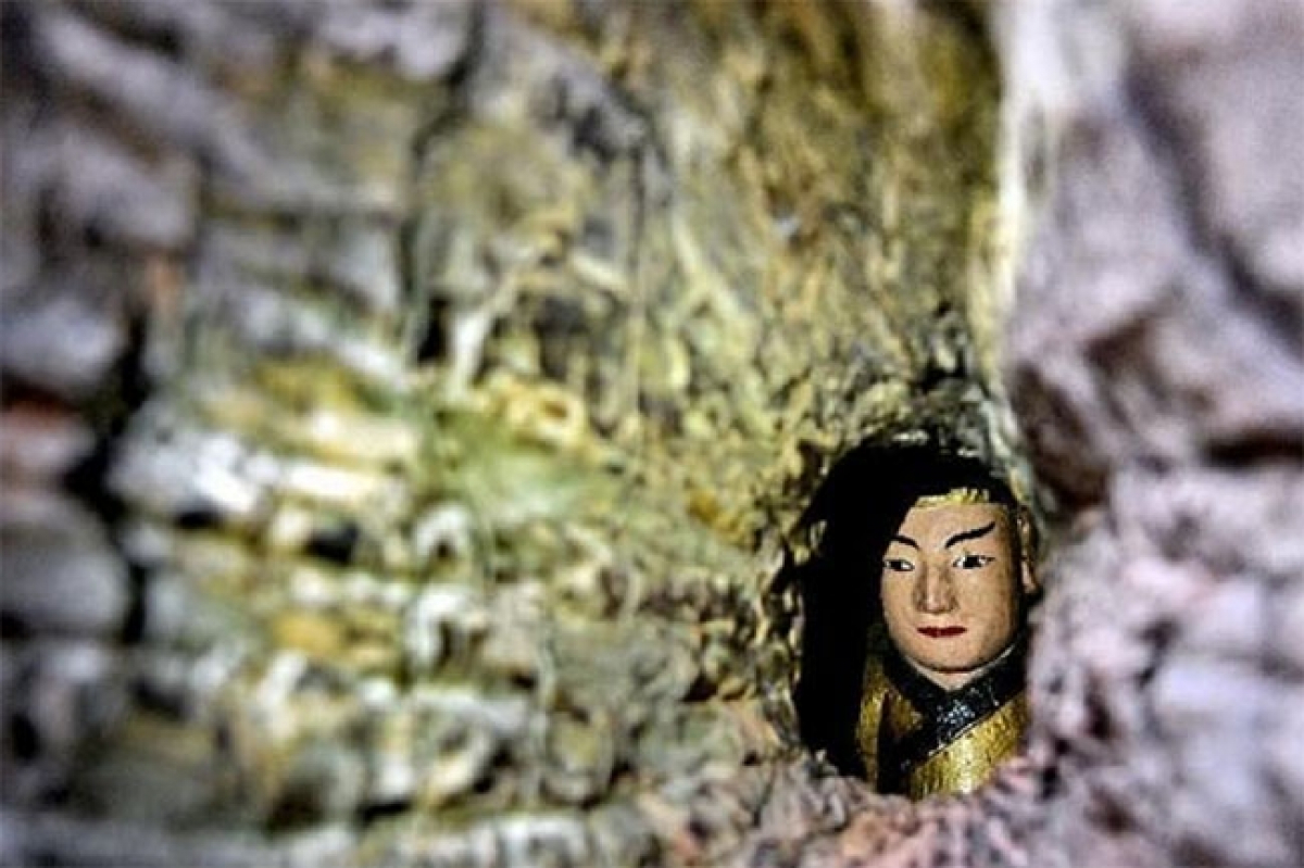 Người dân địa phương chỉ nhớ rằng, bức tượng được người xưa tạo ra để tưởng nhớ tới vị triết gia nổi tiếng người Trung Quốc là Chu Hi (1130 - 1200) sau khi ông qua đời.