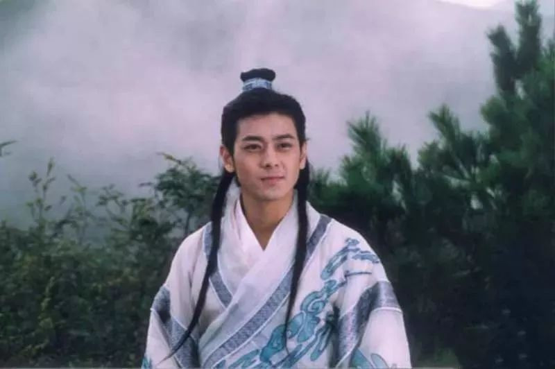 Lăng Ba Vi Bộ dựa vào Chu Dịch 64 quẻ phương vị mà diễn biến thành. Lúc chiến đấu dựa vào bộ pháp này khiến cho đối thủ không có cách nào đánh trúng bản thân.