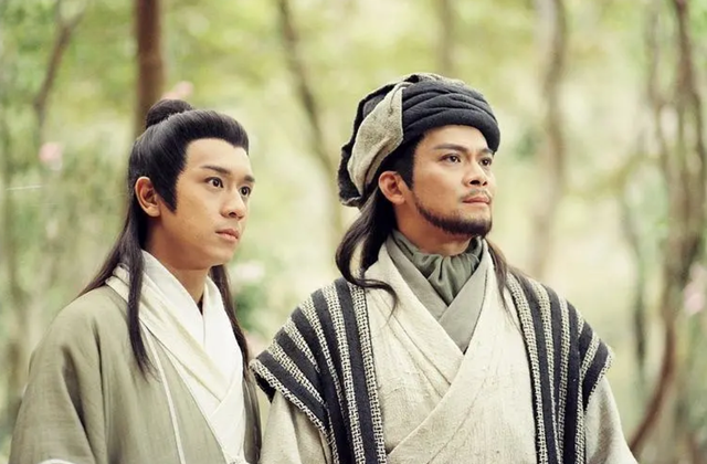 Đoàn Dự thường dùng lăng Ba Vi Bộ khiến nhiều cao thủ có võ nghệ cao cường không thể làm tổn hại đến mình. Điều này đã khiến nhiều độc giả cho rằng lăng ba vi bộ là một môn võ công thượng thừa.