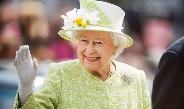 Trong ngày tiếp theo, Nữ hoàng cùng các thành viên trong Hoàng gia sẽ tham dự tiệc Bạch kim, được đài BBC phát sóng trực tiếp từ Điện Buckingham. Sự kiện này quy tụ nhiều ca sĩ, nghệ sĩ danh tiếng trong làng giải trí thế giới.