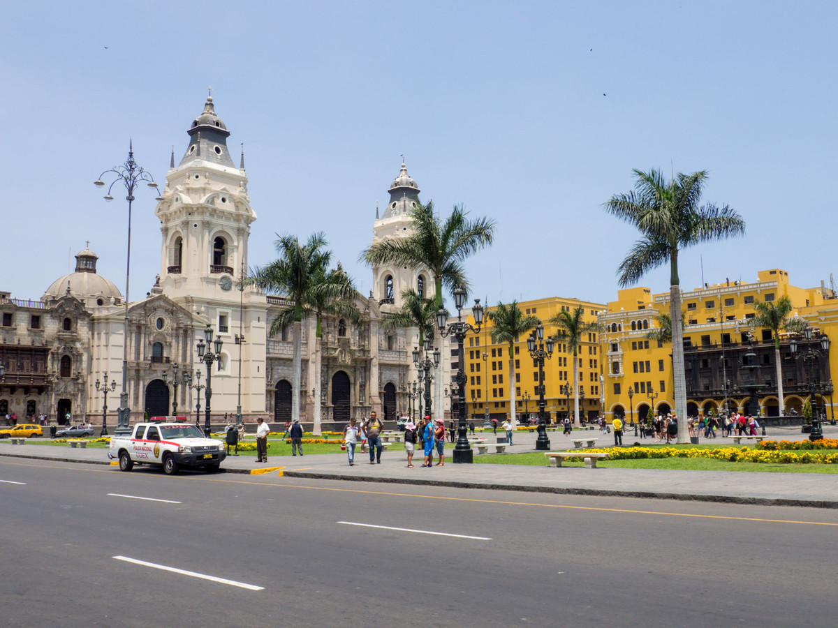 Thành phố Lima chủ yếu nằm ở sườn đông của dãy núi Andes - ngọn núi cao nhất Nam Mỹ. Tại khu vực này, luồng không khí chìm xuống, hướng gió cơ bản thổi hướng song song với mực nước biển.