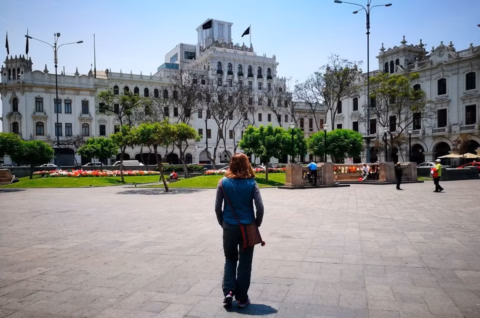 Tại Lima, mưa không rơi xuống từng hạt, từng cơn như những nơi khác. Thay vào đó, lượng lớn sương mù bao phủ khắp thành phố và đọng lại trên nền đất khiến chúng ẩm ướt. Thêm nữa, vùng đất kỳ thú này không xuất hiện sấm chớp, không có băng, tuyết hay những cơn bão dữ dội.