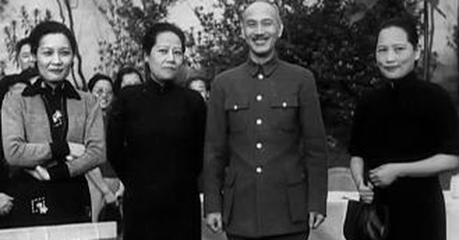 Là người mê tiền bạc, giàu sang, Tống Ái Linh kết hôn với Bộ trưởng Bộ tài chính Khổng Tường Hi. Đây cũng là người giàu nhất Trung Quốc khi ấy và cũng là hậu duệ của Khổng Tử.