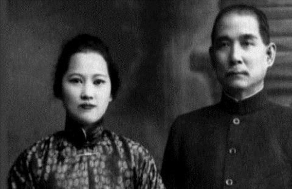 Tuy nhiên, đôi mắt của Tống Khánh Linh có phần đuôi hướng xuống điềm báo hạnh phúc không trọn vẹn. Quả thực, Tống Khánh Linh bất chấp sự phản đối của gia đình để đi theo nhà cách mạng Tôn Trung Sơn. Cả đời hai vợ chồng bà đều cống hiến cho sự nghiệp cách mạng của dân tộc.