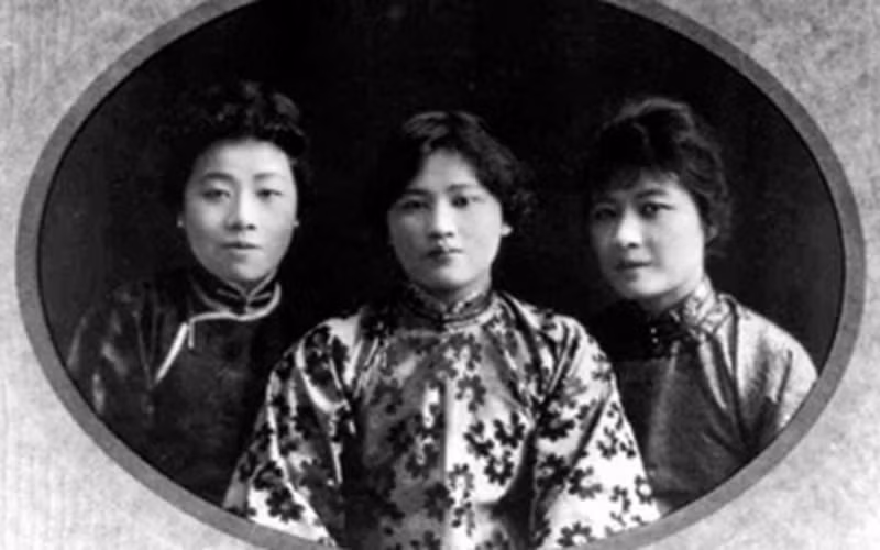 Sinh thời, 3 chị em nhà họ Tống đã chụp chung một bức ảnh. Khi xem tấm ảnh này, các nhà tướng số đã chỉ ra các đặc điểm nhân tướng học của từng người rồi từ đó "tiên tri" vận mệnh của họ.