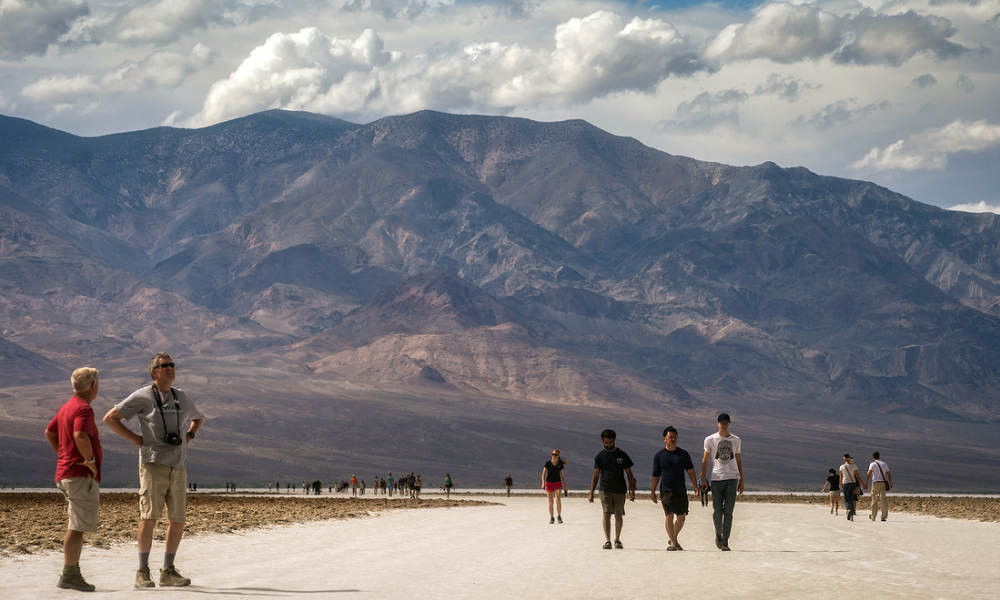 Vào tháng 7/1913, Thung lũng Chết, một lưu vực dài và hẹp, thấp hơn mực nước biển gần 300m, ghi nhận mức nhiệt độ cao nhất là 56,7 độ C. Đợt nắng nóng kỷ lục tại vùng đất này kéo dài 5 ngày. Vào năm 1839, trong thời điểm cơn sốt đào vàng diễn ra, 13 người tử vong khi băng qua Thung lũng Chết.