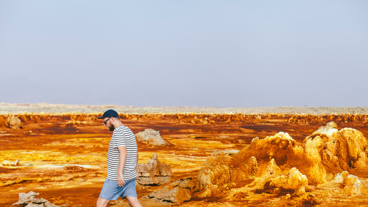 Thêm nữa, Danakil cũng là một trong những nơi thấp nhất hành tinh, nằm thấp hơn mực nước biển 125m và lượng mưa chỉ khoảng 100 - 200 mm/năm. Để thích nghi với thời tiết khắc nghiệt ở nơi đây, cư dân sống ở quanh khu vực sa mạc này sử dụng ít nước và thức ăn hơn so với các vùng đất khác.