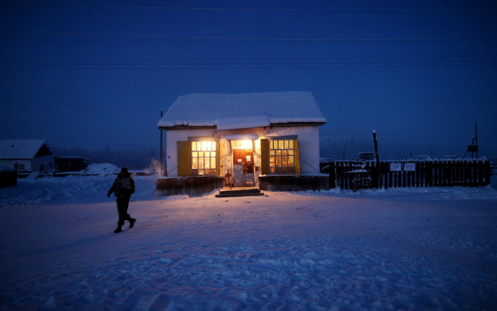 Thị trấn Oymyakon ở Nga là một trong những khu vực có người ở lạnh nhất trên thế giới. Hơn 250.000 người sinh sống ở vùng đất này. Nhiệt độ ở Oymyakon vào mùa Đông trung bình khoảng -35 độ C. Riêng tháng 12, ban ngày chỉ kéo dài 3 giờ đồng hồ. Thế nhưng, sang đến mùa Hè, ban ngày dài tới 21 tiếng.