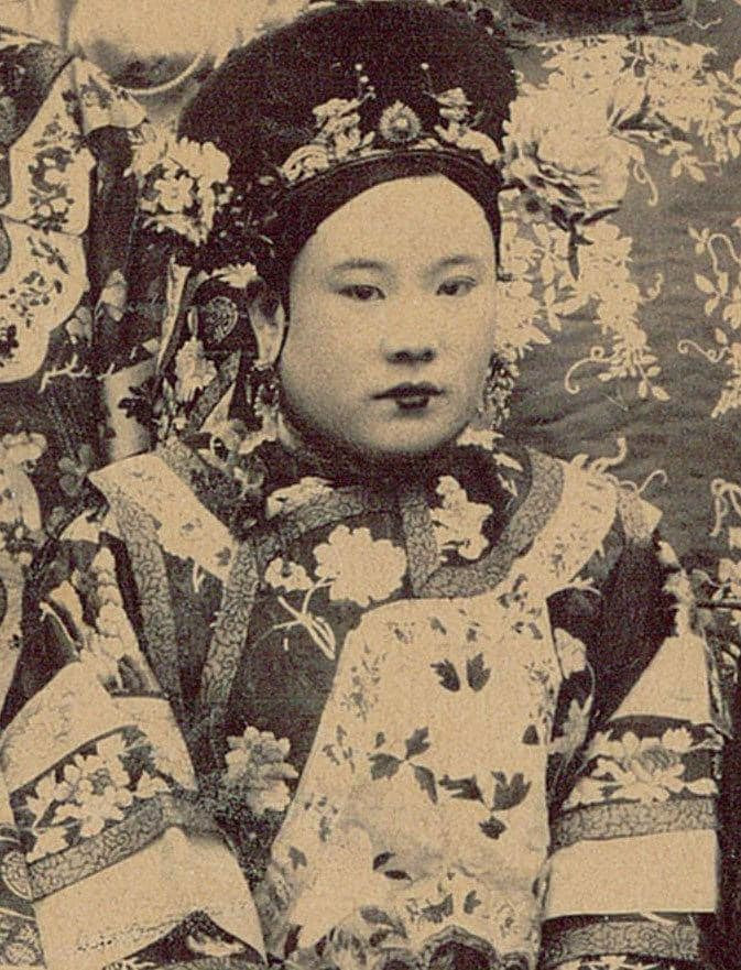 Vẻ đẹp tròn trịa của Thuận Thừa Vương Phi - con gái Quế Tường và là cháu gái Từ Hy Thái Hậu.