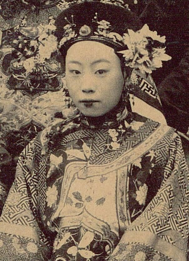 Vẻ đẹp yêu kiều, quý phái của Tam cách cách đến từ Khánh Vương Phủ.