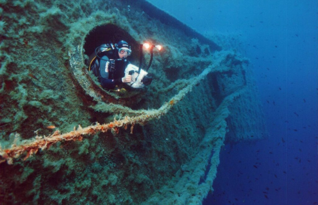 Trong số này, một xác tàu La Mã khoảng 2.000 tuổi còn nguyên những sợi dây thừng, bánh lái, các thiết bị cùng nhiều cổ vật khác.