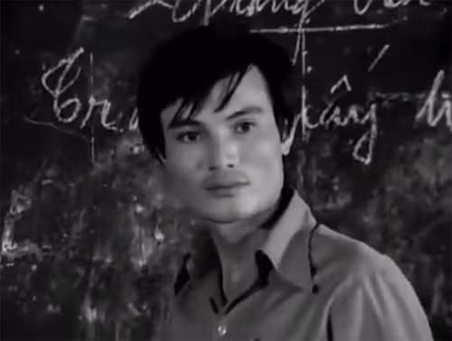 Nhân vật chính trong Sống mòn của Nam Cao là thầy giáo Thứ. Anh từ bỏ cuộc sống chốn làng quê và gia đình của mình để lên Hà Thành làm thầy giáo cho một trường tư với hy vọng có một cuộc sống tốt đẹp hơn.