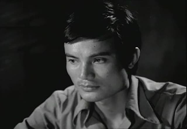 Trong Làng Vũ Đại ngày ấy, nhân vật thầy giáo Thứ được giao cho diễn viên Hữu Mười. Với dáng người cao gầy, thư sinh cùng khuôn mặt khắc khổ, Hữu Mười đã diễn tả thành công nội tâm giằng xé của người trí thức nghèo trong cuộc sống tù túng, quẫn bách của xã hội đương thời.