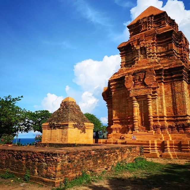 Không chỉ có kiến trúc độc đáo, tháp Chàm Poshanư còn gắn với chuyện tình bi thương của công chúa Poshanư và chồng là lãnh chúa Po Sahaniempar (theo đạo Hồi, sống ở vùng Ma Lâm).