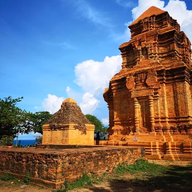 Không chỉ có kiến trúc độc đáo, tháp Chàm Poshanư còn gắn với chuyện tình bi thương của công chúa Poshanư và chồng là lãnh chúa Po Sahaniempar (theo đạo Hồi, sống ở vùng Ma Lâm).