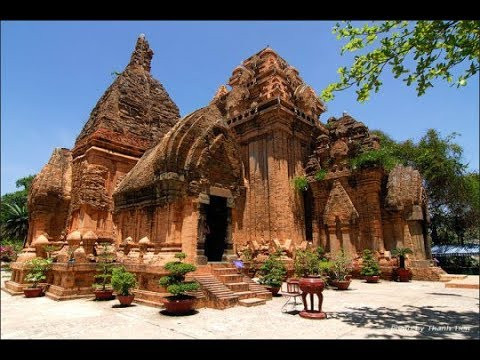 Xa hơn là tháp B thờ Thần Bò Nandi. Theo truyền thuyết, thần Bò là vật cưỡi của thần Shiva. Cơ bản tháp B có hình dáng giống tháp chính nhưng đơn giản hơn, tháp cao khoảng 12m.
