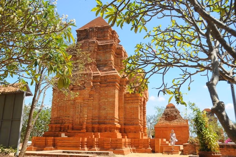 Tháp chính A cao 15m, gồm 3 tầng, cửa chính hướng về phía Đông vì người Chăm cổ tin rằng đây là nơi trú ngụ của thần linh. Trong tháp thờ bộ phận sinh thực khí Linga – Yoni bằng chất liệu đá xanh đen nguyên khối.