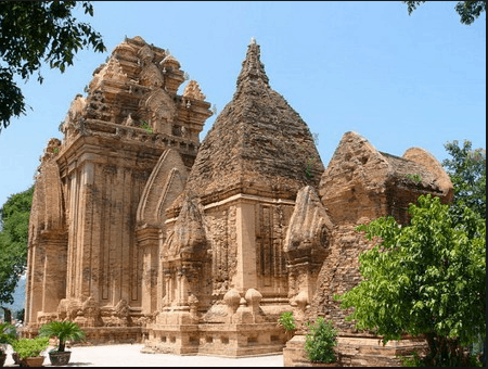 Đến thế kỷ 15, quần thể tháp được xây dựng thêm một số đền thờ với kiến trúc đơn giản để thờ công chúa Poshanư – con vua Para Chanh.