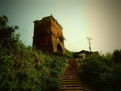 Tuyến phòng thủ ngày càng được tăng cường củng cố khi Đà Nẵng bị phương Tây nhòm ngó: Tháng 8/1848, vua Tự Đức cho đắp thêm pháo đài ở cửa ải Hải Vân, năm 1849 lại đặt thêm 7 cỗ thần công để phòng thủ cả trên núi cao lẫn ngoài mặt biển.