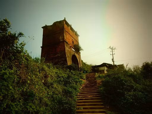 Tuyến phòng thủ ngày càng được tăng cường củng cố khi Đà Nẵng bị phương Tây nhòm ngó: Tháng 8/1848, vua Tự Đức cho đắp thêm pháo đài ở cửa ải Hải Vân, năm 1849 lại đặt thêm 7 cỗ thần công để phòng thủ cả trên núi cao lẫn ngoài mặt biển.