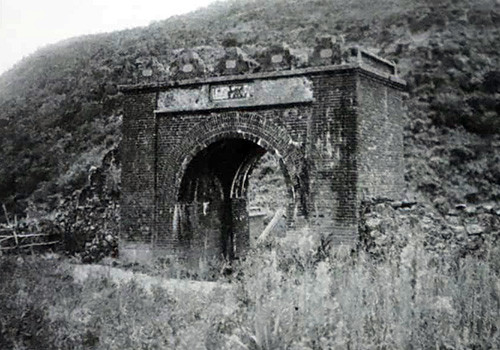 Sau nhiều thế kỷ tồn tại, Hải Vân quan chịu chung số phận với sự suy tàn của triều đình nhà Nguyễn. Năm 1876, trước khi người Pháp lập nền Bảo hộ nơi đây có 50 lính canh phòng. Năm 1885, sau khi ký Hòa ước Giáp Thân (1884), số lính chỉ còn khoảng 5 người.