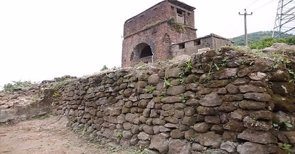 Các vua nhà Nguyễn (Minh Mạng, Thiệu Trị, Tự Đức) đã nhiều lần ra chỉ dụ liên quan đến Hải Vân quan nhằm bảo vệ an toàn cho Kinh đô Huế và dân chúng qua lại để có thể kiểm soát, phòng trừ bất trắc, bảo vệ an toàn mặt phía nam Kinh đô Huế.