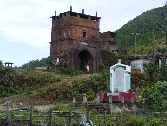 Một vài đoạn tường lũy, hệ thống bậc cấp, đường đi nội bộ… đã bị triệt giải, hạ thấp độ cao hoặc xây mới lệch khỏi vị trí nguyên gốc. Các ụ súng thần công đều bị các dãy nhà binh, nhà trại, kho ngầm, ụ súng của thời kỳ quân đội Pháp, Mỹ đồn trú thay thế.