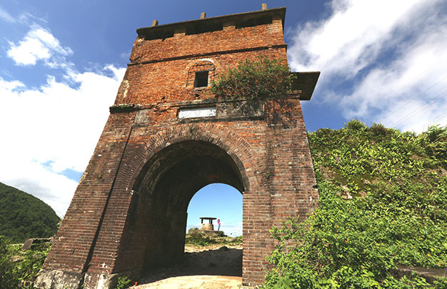 Tháng Hai năm Bính Tuất (1826), vua Minh Mạng xuống chỉ cho xây một cửa quan ở đỉnh đèo Hải Vân, cửa trước viết ba chữ Hải Vân Quan, cửa sau viết sáu chữ Thiên hạ đệ nhất hùng quan, hai bên tả hữu xếp đá làm tường, trước sau liền nhau. 