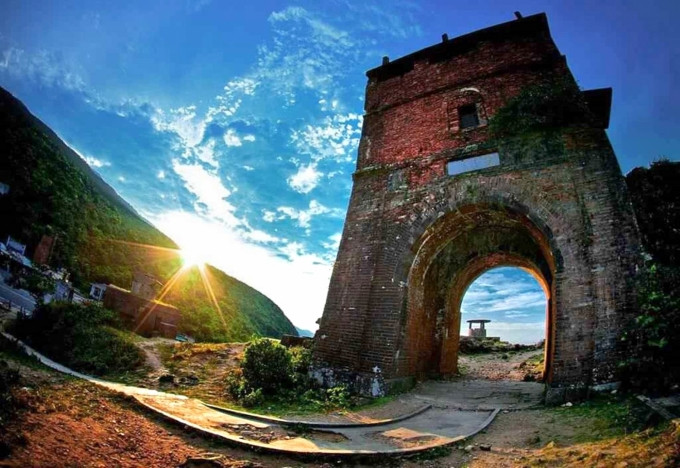 Năm 1918, khi H.Cosserat khảo cứu Hải Vân quan khẳng định nơi đây tuy bị hoang phế nhưng diện mạo các công trình xây dựng còn tương đối rõ nét về vị trí, quy mô, cấu trúc... Nhưng trong giai đoạn 1946 - 1975, Hải Vân quan và đèo Hải Vân đã bị xây thêm phía trên để tăng thêm độ cao của các cổng nhằm mở rộng tầm kiểm soát.