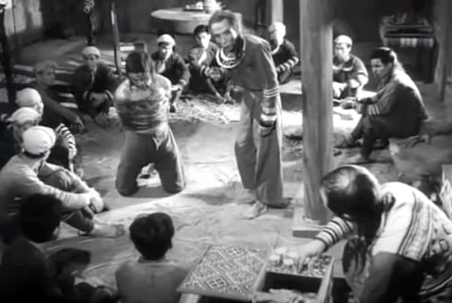 Trong phim Vợ chồng A Phủ, Kim Lân vào vai Pụ Pạng, một kẻ vừa ma quái, vừa hèn đớn đầy ấn tượng. Khán giả thật khó quên cảnh Pụ Pạng “phê phê”, mắt lim dim bên bàn đèn, thào thào: “Cứ hút đi, đứa chịu tiền phạt phải trả, đừng lo”.