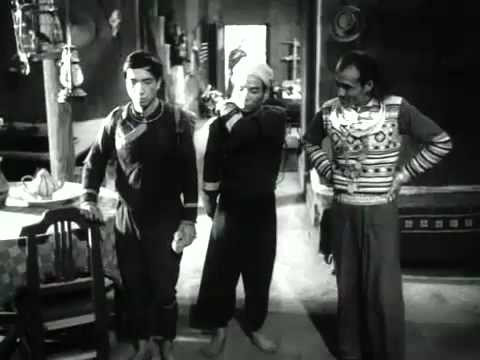 Ấn tượng nhất là cảnh Pụ Pạng với dáng điệu khòm khòm đứng, bàn tay gầy guộc ôm ngực cất giọng khào khào, khè khè, kẻ cả kể tội A Phủ trong cảnh bị phạt vạ: "Thằng A Phủ kia! Mày phải nộp vạ cho người mày đánh là 20 đồng, nộp quan Thống lý 20 đồng, mỗi ông xéo phải được 2 đồng".