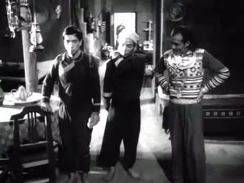 Ấn tượng nhất là cảnh Pụ Pạng với dáng điệu khòm khòm đứng, bàn tay gầy guộc ôm ngực cất giọng khào khào, khè khè, kẻ cả kể tội A Phủ trong cảnh bị phạt vạ: "Thằng A Phủ kia! Mày phải nộp vạ cho người mày đánh là 20 đồng, nộp quan Thống lý 20 đồng, mỗi ông xéo phải được 2 đồng".