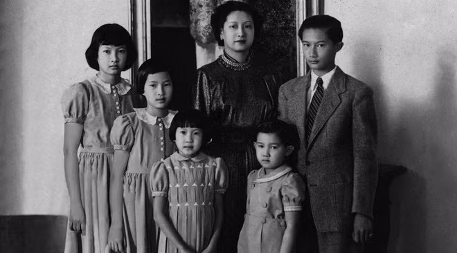 Năm 1947, Nam Phương Hoàng hậu đưa các con sang Pháp. Thời gian cuối đời bà sống tại Chabrignac, cách Paris chừng 400 - 500km. Bảo Đại hiếm khi đến đây, một năm chỉ ghé qua 1-2 lần rồi đi ngay. Lần về lâu nhất của ông là đám cưới của con gái Phương Liên cũng chỉ là vài ngày.