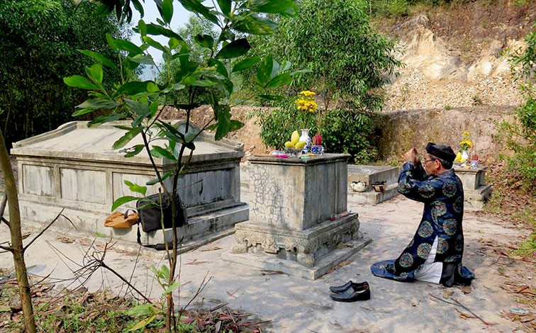 Mặc dù được di dời đến nơi mới nhưng mộ bà vẫn còn nền lát xi măng; chưa có tường thành, bình phong trước, sau, cổng vòm…. Theo nhiều người ngôi mộ đơn so kém xa so với quy mô mộ của một bậc thứ phi của triều Nguyễn.