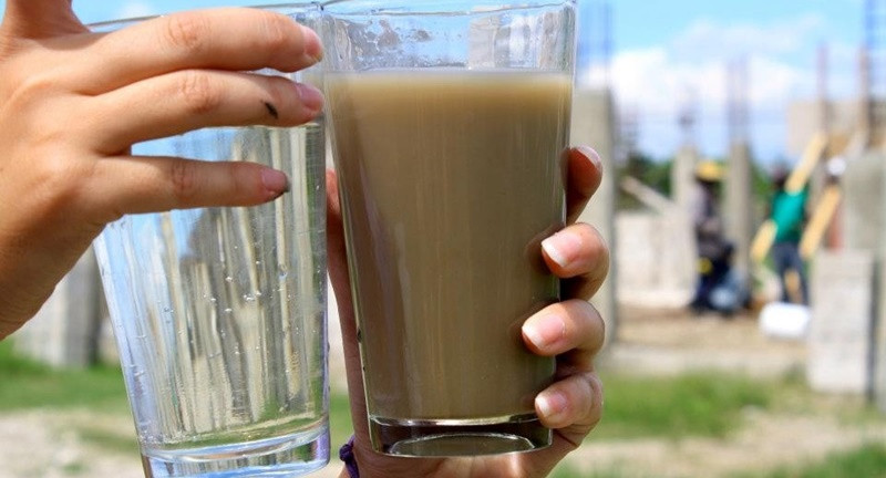 Khi rơi vào hoàn cảnh không có nước sạch, hãy cho nước bẩn vào một cái bình và để cao hơn bình đựng nước sạch. Sau đó dùng một miếng khăn giấy cuộn lại và để 2 đầu vào 2 bình sao cho chúng chạm đáy. Nước sẽ ngấm vào khăn giấy và chảy sang bên bình kia, để lại cặn bẩn.