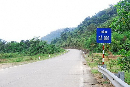 Trong thời chiến tranh, đường đèo Đá Đẽo hiểm trở và nổi tiếng khó đi, nguy hiểm, lại có vị trí chiến lược trên con đường quốc lộ 15 nối từ Bắc vào Nam nên trở thành điểm đánh phá ác liệt của bom Mỹ.