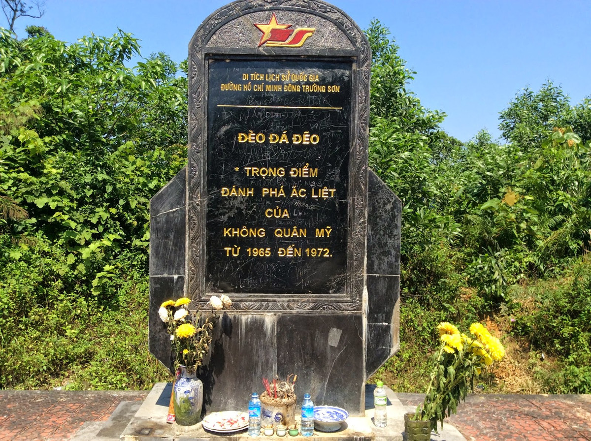 Nhưng đèo Đá Đẽo vẫn sừng sững. Với tinh thần: “Máu có thể đổ, đường không thể tắc”, ngay sau khi tiếng bom vừa dứt, bộ đội lại ào ra mặt đường khắc phục sửa chữa, phá bom nổ chậm. 