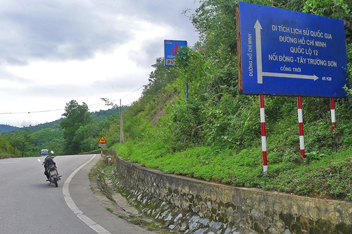 Trong thời kỳ kháng chiến, đèo được các thế hệ thanh niên xung phong mở đường Trường Sơn, người đi trước đẽo đá mở đường cho người sau tiến bước, để thông tuyến cho xe chạy, có lẽ tên đèo Đá Đẽo xuất phát từ đó.