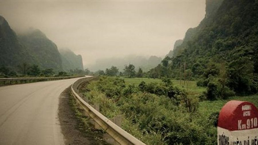 Ngày xưa đèo chỉ là một con đường mòn nằm vắt ngang qua đỉnh núi đá vôi với chiều dài khoảng 10 km.