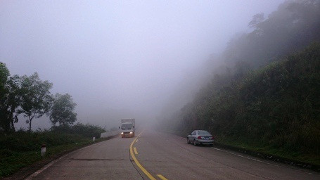 Suốt 7 năm, vùng đèo Đá Đẽo không một ngày bình yên. Bom trên trời ào ào dội xuống, pháo từ ngoài hạm đội cấp tập bắn vào một đoạn đường đèo hơn 10 km. Tất cả bị băm nát, xới tung lên đến trơ đá, bật gốc. Đá Đẽo ngày đó ngỡ bị san phẳng thành bình địa dưới sức công phá của hàng trăm ngàn tấn đạn bom.