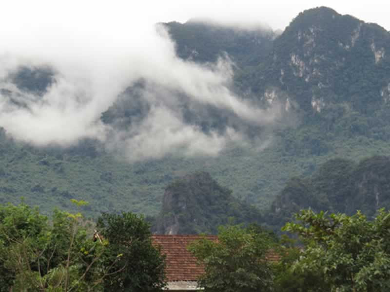 Ngay đằng sau các dãy núi, hệ thống thung lũng nhỏ hơn xuất hiện trùng điệp khoác lên mình một màu xanh tươi mát. Tất cả tạo nên vẻ đẹp vừa hùng vĩ vừa thơ mộng của đoạn đèo nổi tiếng này.