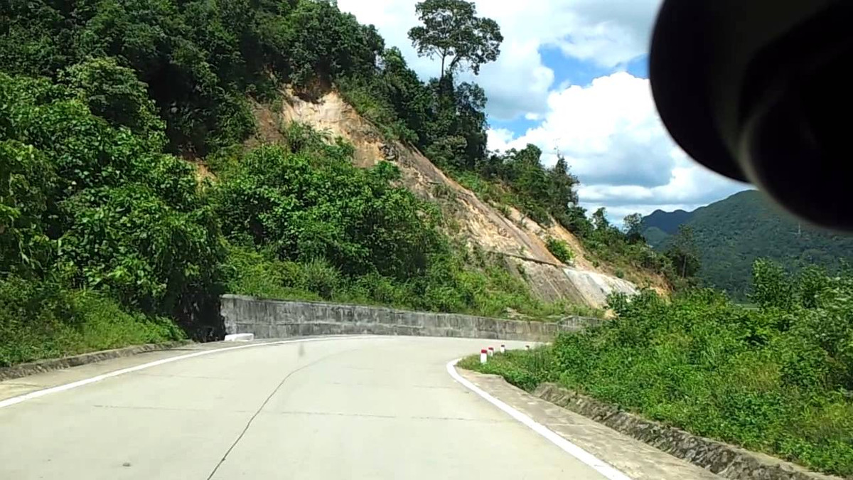 Ngoài ra, cũng chính vì đường dốc quanh co, qua nhiều khe suối dựng đứng, nền đất yếu nên đèo Đá Đẽo tiềm ẩn nhiều nguy cơ gây tai nạn giao thông. Nền đường những đoạn này đều qua vùng địa chất phức tạp, thường xuyên có nước ngầm, sụt lở.