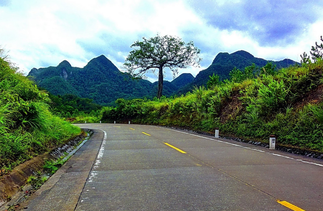 Địa hình đèo Đá Đẽo chủ yếu là đồi núi, thung lũng xen kẽ có những đoạn bị chia cắt. Ngoài ra, đèo một bên là núi cao, một bên là vực sâu tạo nên những đường cong gấp khúc, sườn núi có độ dốc ngang lớn, xói lở nhiều.